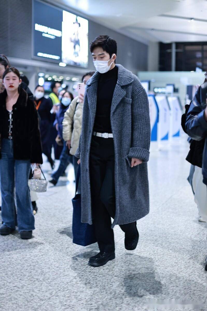 2024年1月26日,上海,井柏然机场出发.条纹大衣帅气绅士.