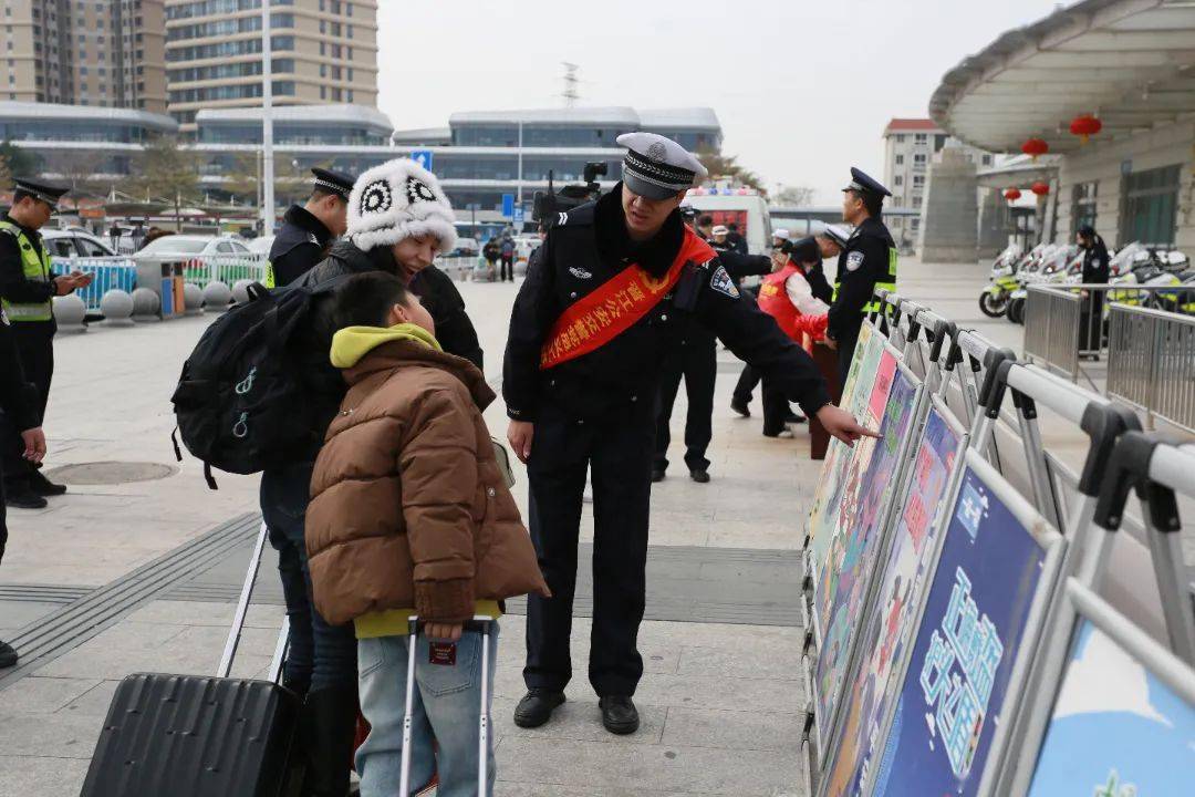 開展答題送頭盔,擺攤提供便民諮詢服務,交通安全圖片展,分發宣傳材料