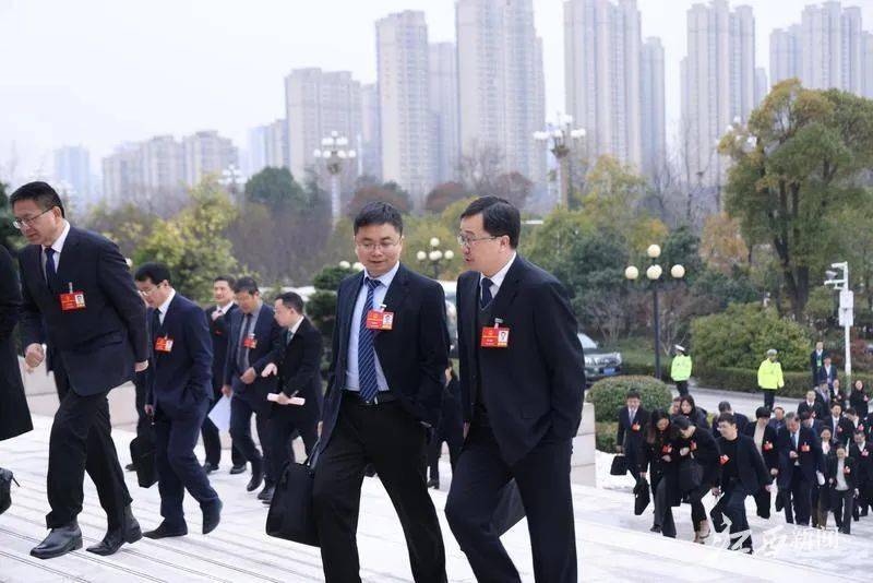 省十四届人大二次会议在南昌闭幕_江西省_建议_大会