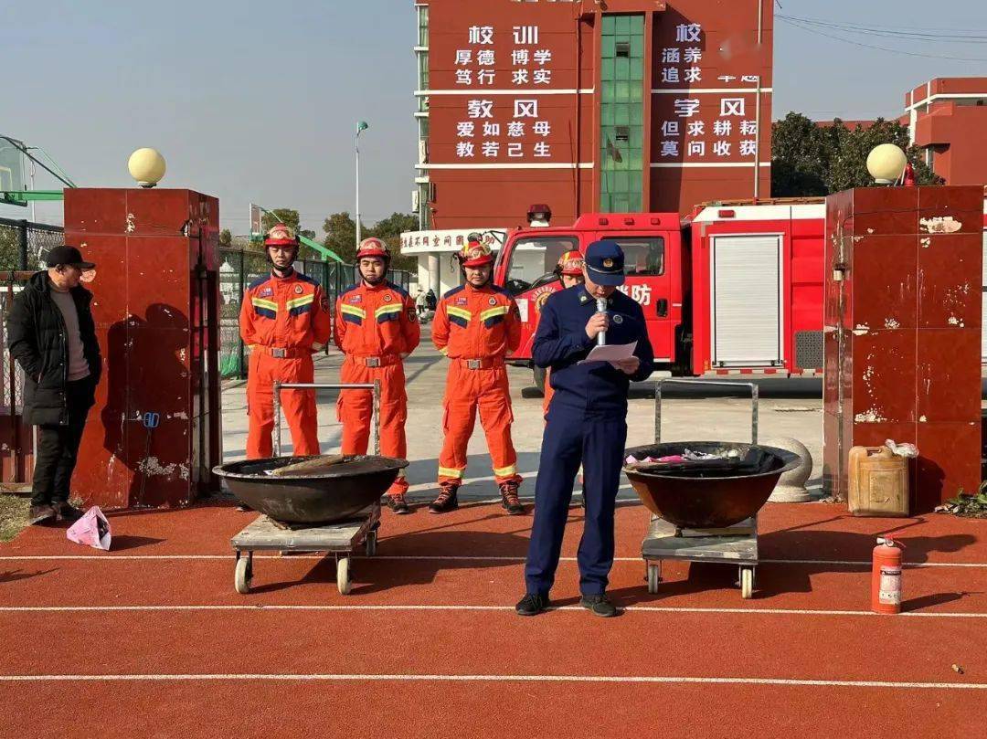 富安镇中学开展寒假消防队进校园宣讲和演练活动_师生_火灾_进行