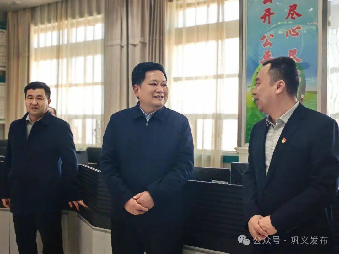 在国网巩义市供电公司,袁聚平走进企业文化综合展厅,电力调度控制中心