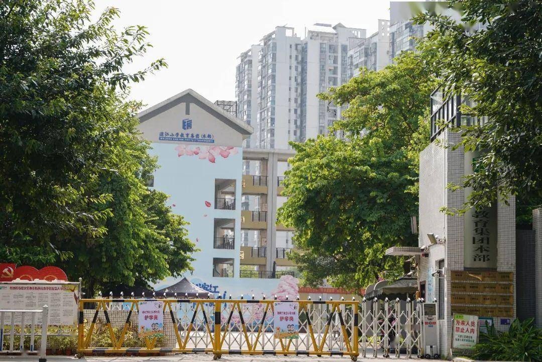 它带来的硬核配套之一,就是北侧紧邻的柳州市第十五中学,第二个硬核