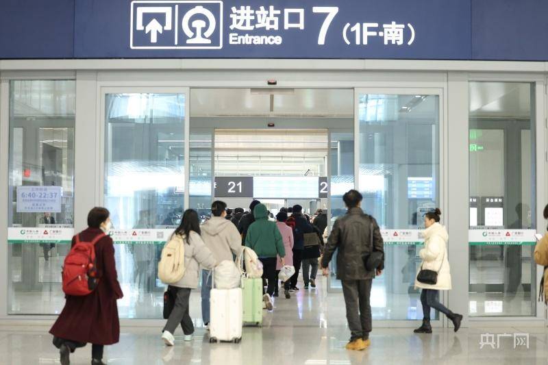 旅客们有序进站(央广网发 赖锦辉 摄)1月27日,春运进入第二天.