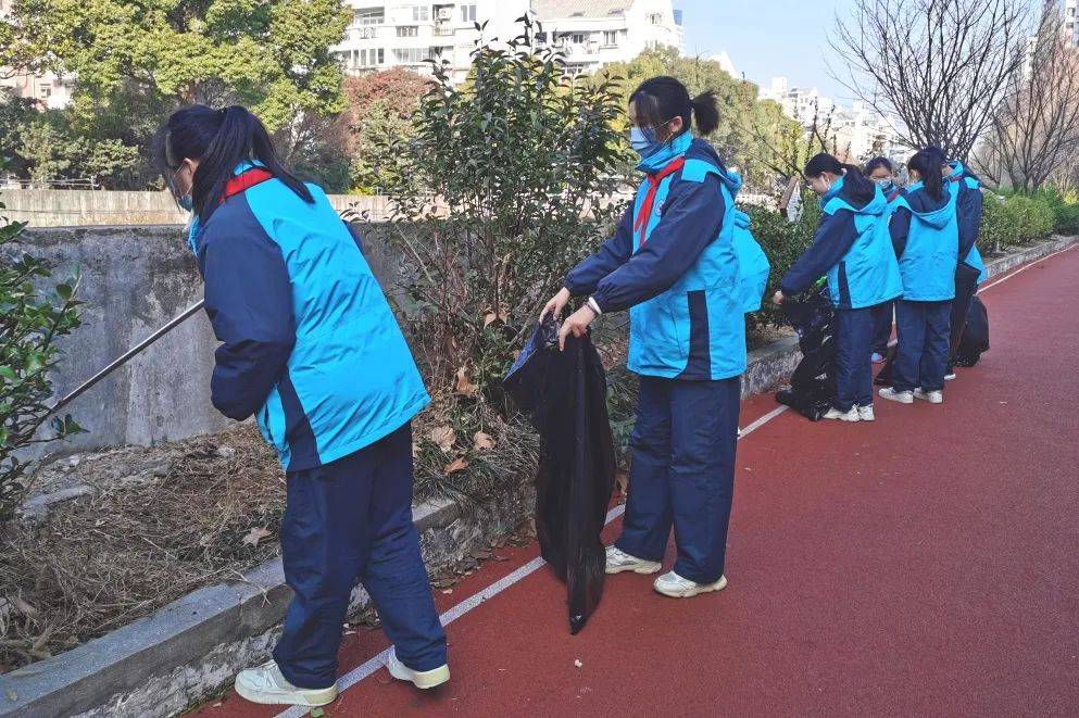 起了社区小小志愿者来到了桂杨园居民区曹杨二中附属学校的学生们近日