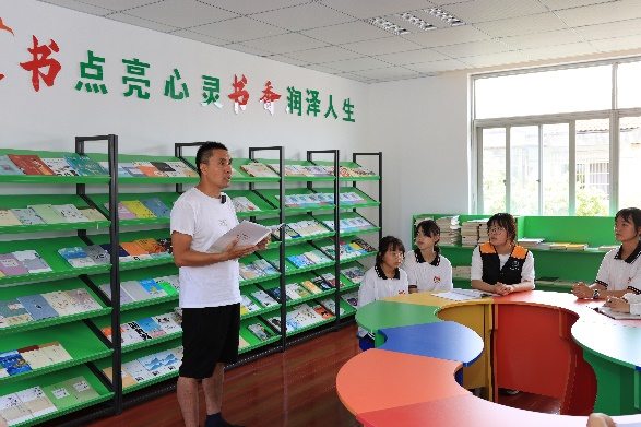 校内指导老师俞婉君,校外指导老师金永潮副校长讲话照片左右滑动,查看