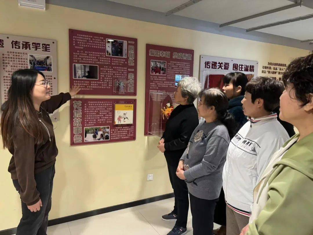 在臺下一陣陣掌聲跟喝彩聲中,情景劇《會說話的傳家寶》,快板《四季