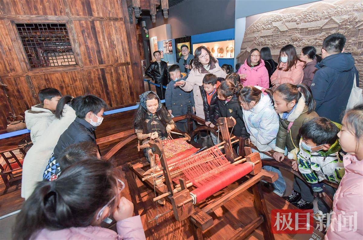 百校百馆我来行|寒假里,小学生走进全国第一座民族学博物馆,探寻多彩