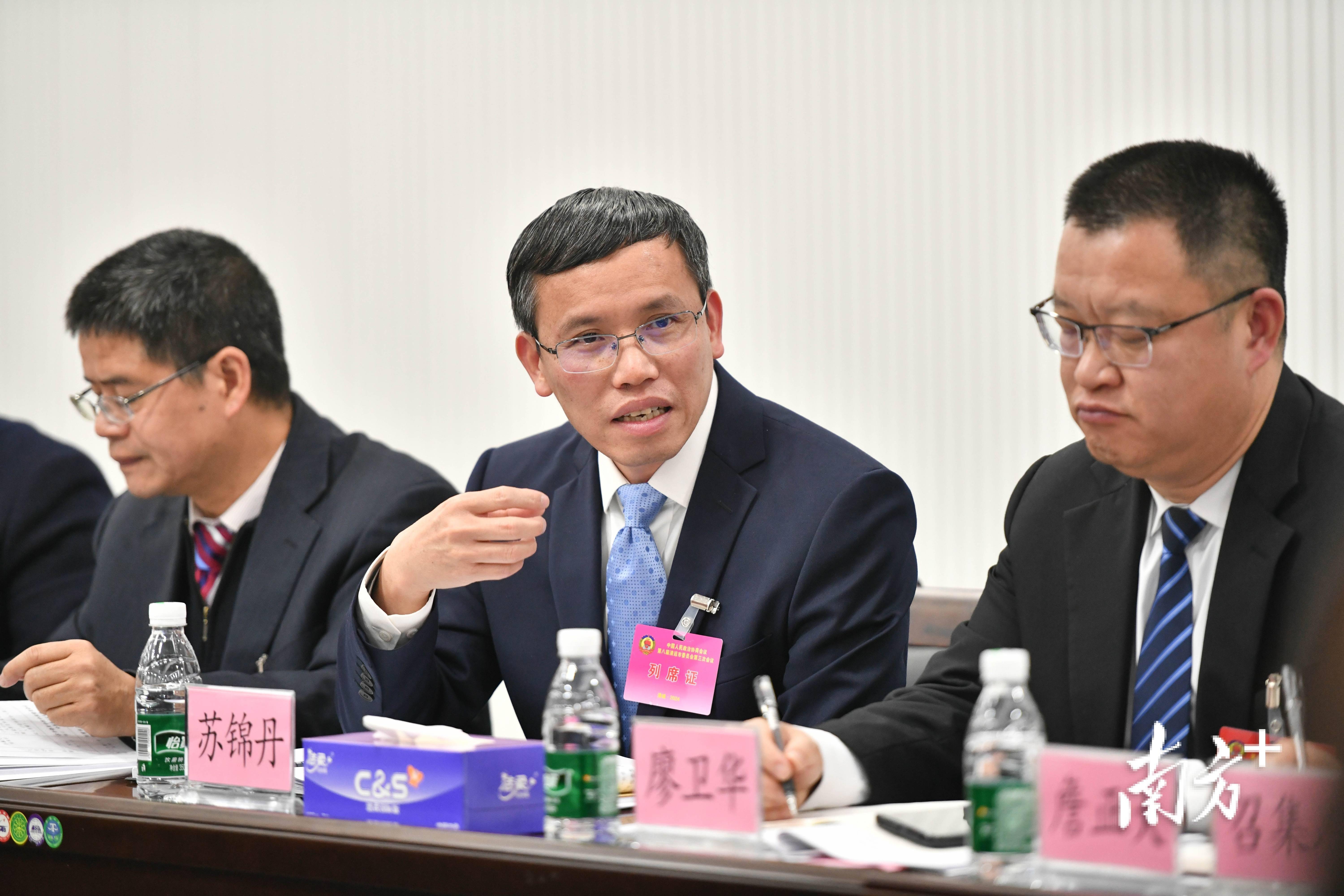 清远市人民政府副市长苏锦丹参加该小组讨论.