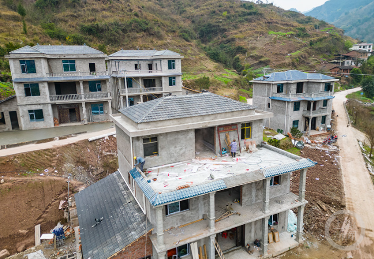 2024年1月25日,万州区长滩镇太白溪村,大山环抱的磨刀溪,流水潺潺