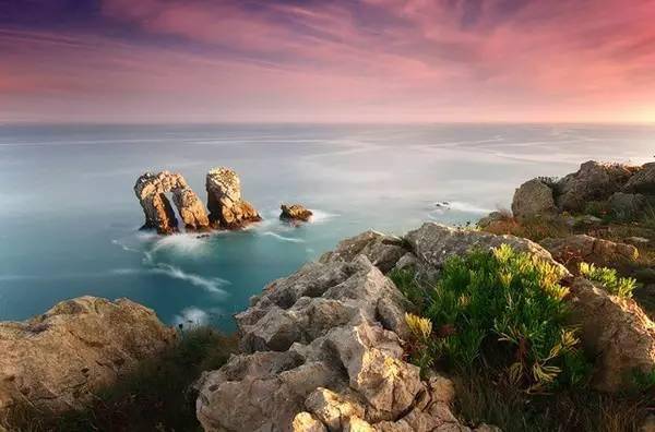 秦始皇出巡求仙时曾登临碣石,修建了行宫,并将一路事迹刻在石头上.