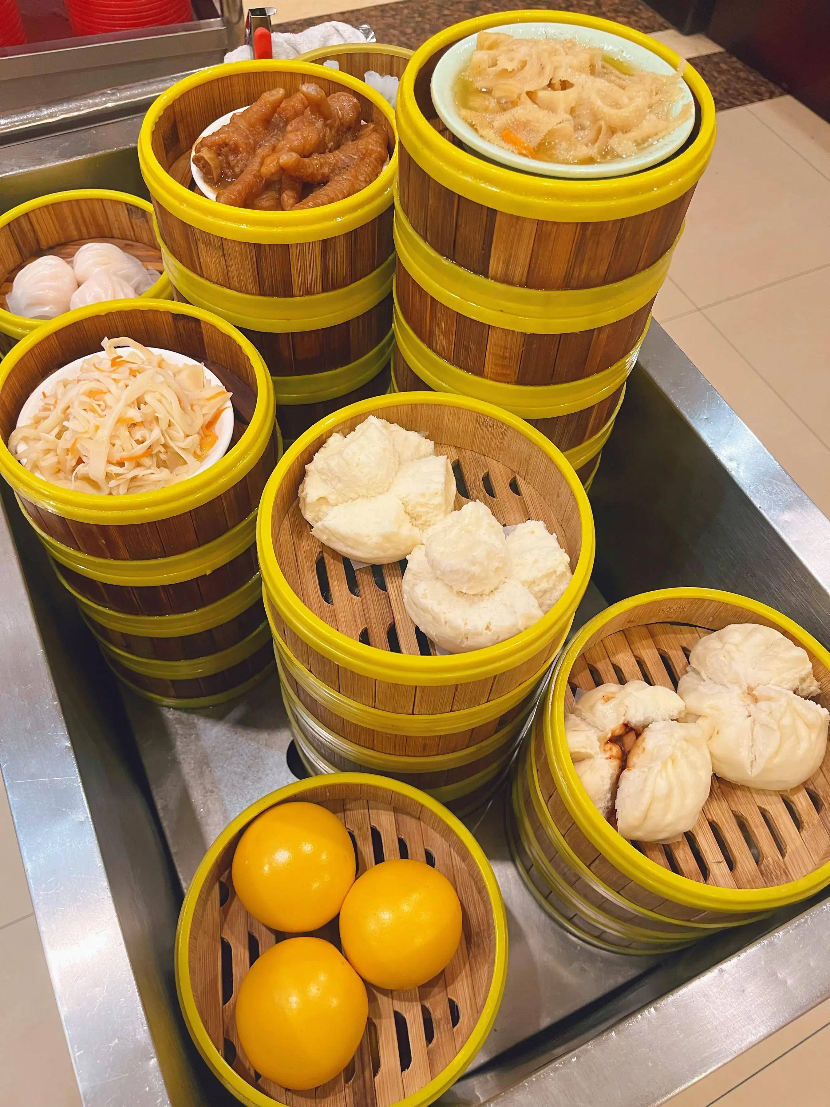 与郑州市饮食公司同岁,当时叫广州酒家
