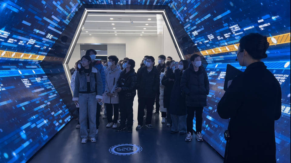 学生们先后来到济南市规划展览馆,齐鲁制药生物医药产业园实地参观,人