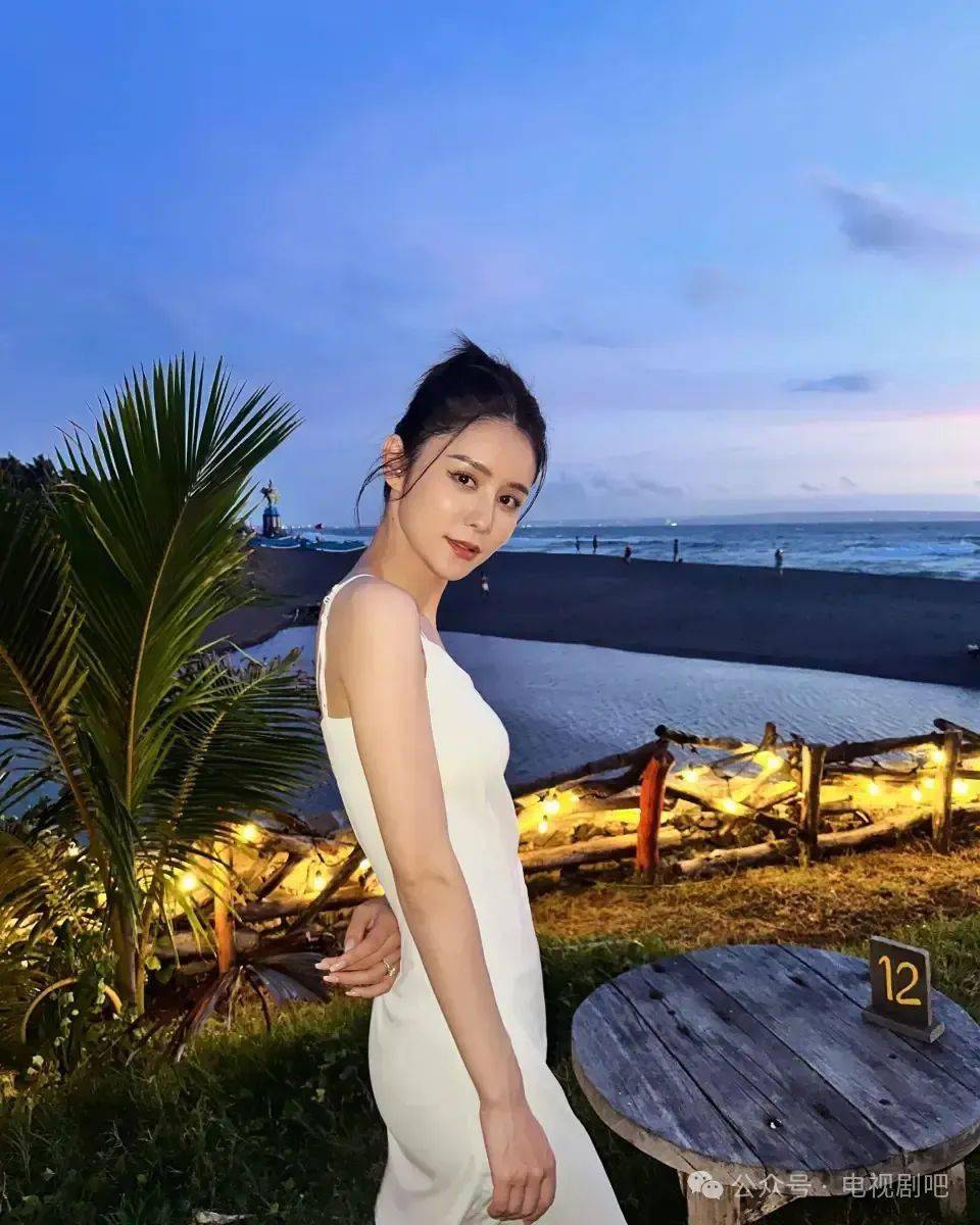 林峯张馨月一家三口海边度假 3岁女儿露娜乖巧可爱_旅游_妈妈_妻子
