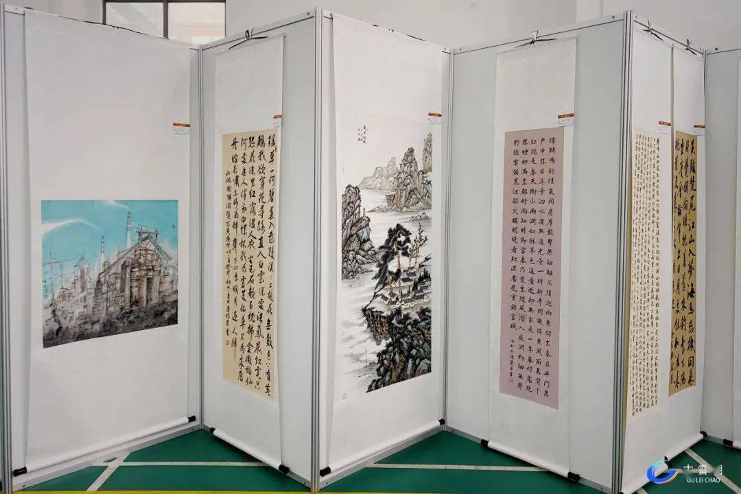 現場共展出100幅書畫作品,展出的書法作品,楷,行,草,隸,篆,種類齊全