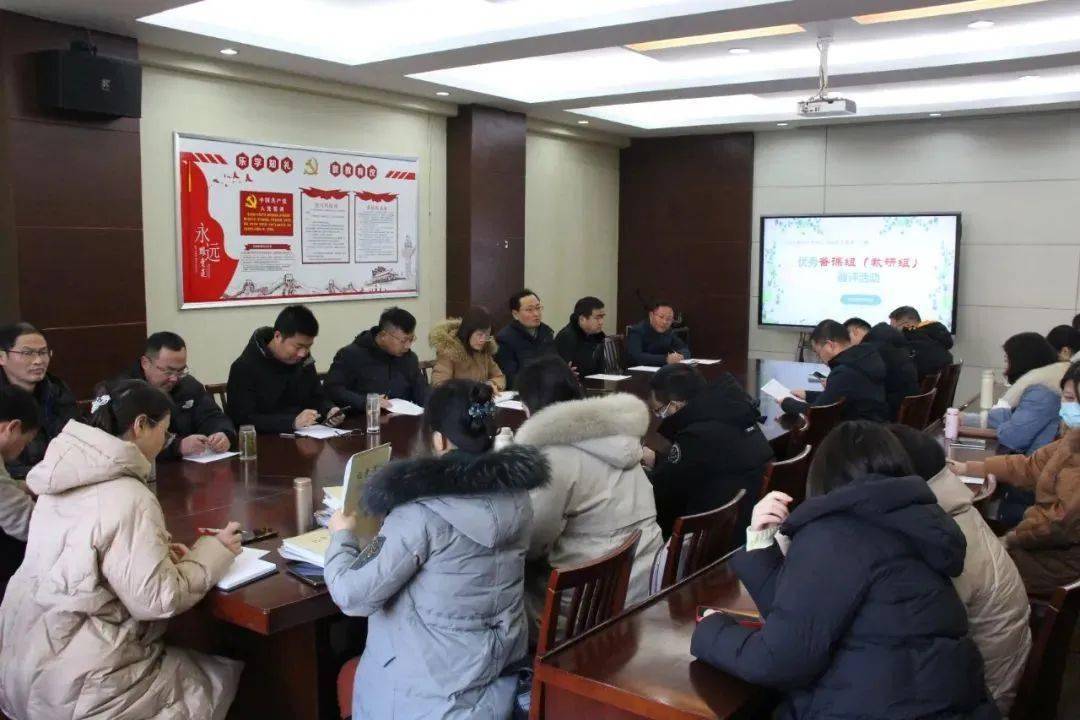 名师工作室和扬州市经开区教育集团的全体成员齐聚扬州市振兴花园学校