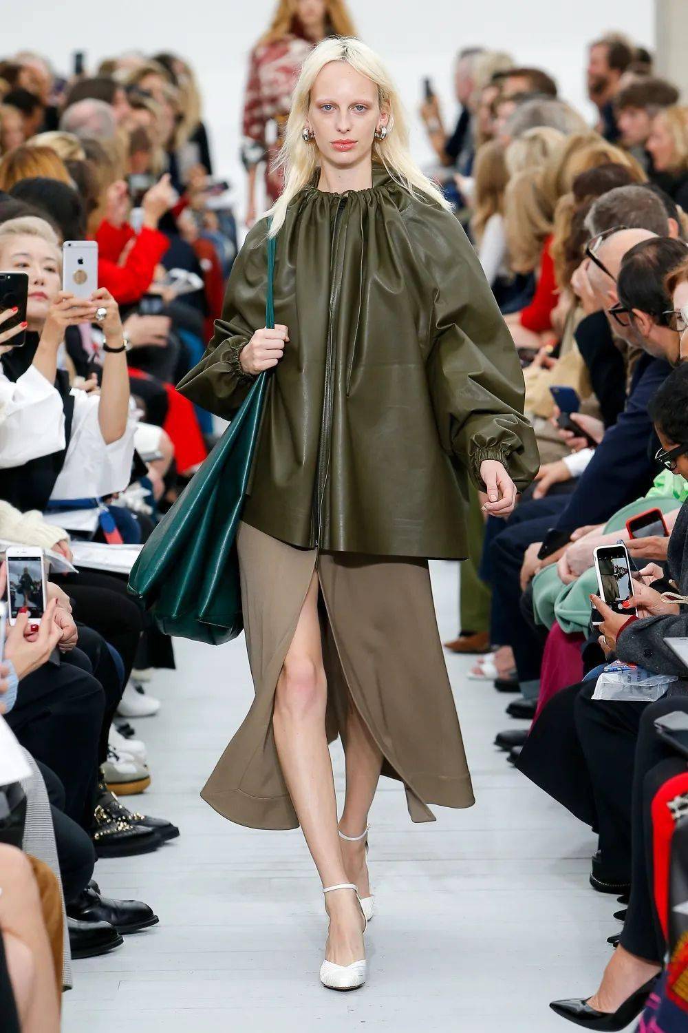 极简鼻祖,phoebe philo女王强势回归!首秀秒售罄 ? !