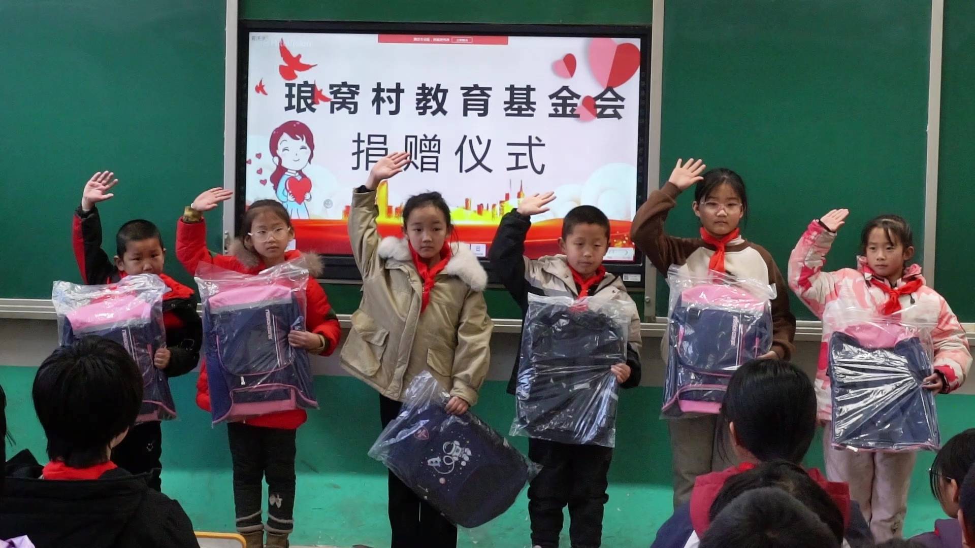 此次活动由深州市大屯镇学区主办,来自南护驾庄和琅窝村的教育基金会