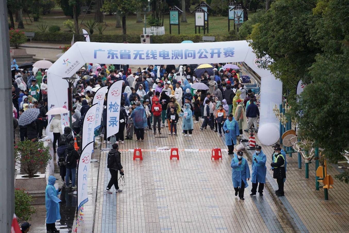 延伸阅读无线电测向比赛又被称为"猎狐",玩法与捉迷藏相似,选手通过