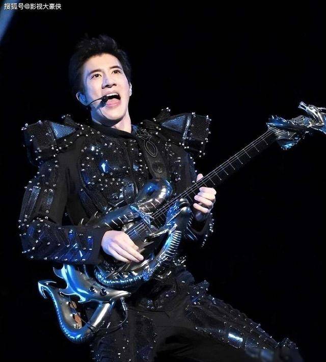 一年前,婚变的阴云笼罩在王力宏身上,前妻李靓蕾的曝光成为社会焦点.