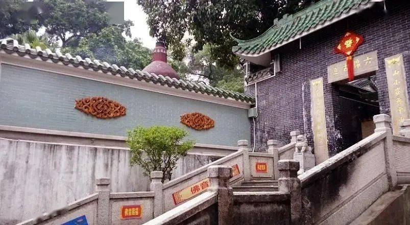 除了佛教殿宇,寺廟環境青山環繞,綠樹成蔭,宛若鬧市中的禪地淨土.