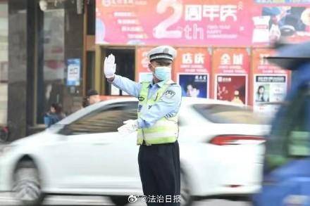 女子出車禍 輔警脫下棉衣守在身旁_李雲龍_新民市_於