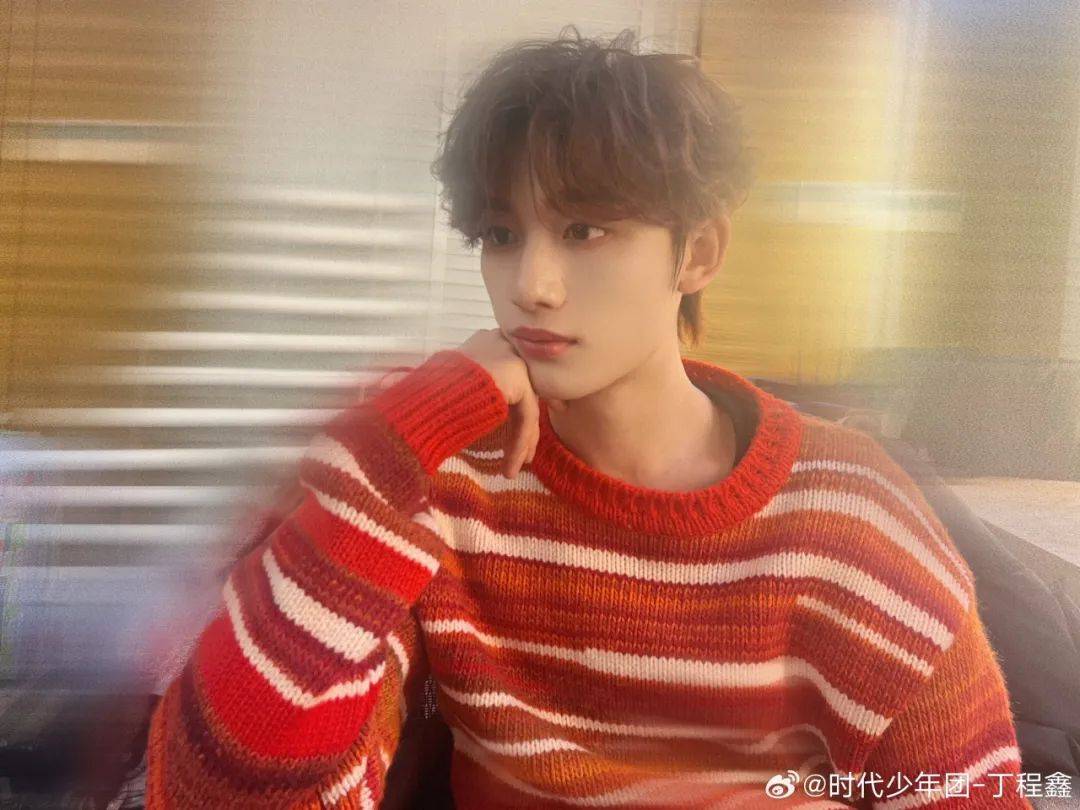 丁程鑫这身红毛衣谁看了不觉得暖洋洋的?