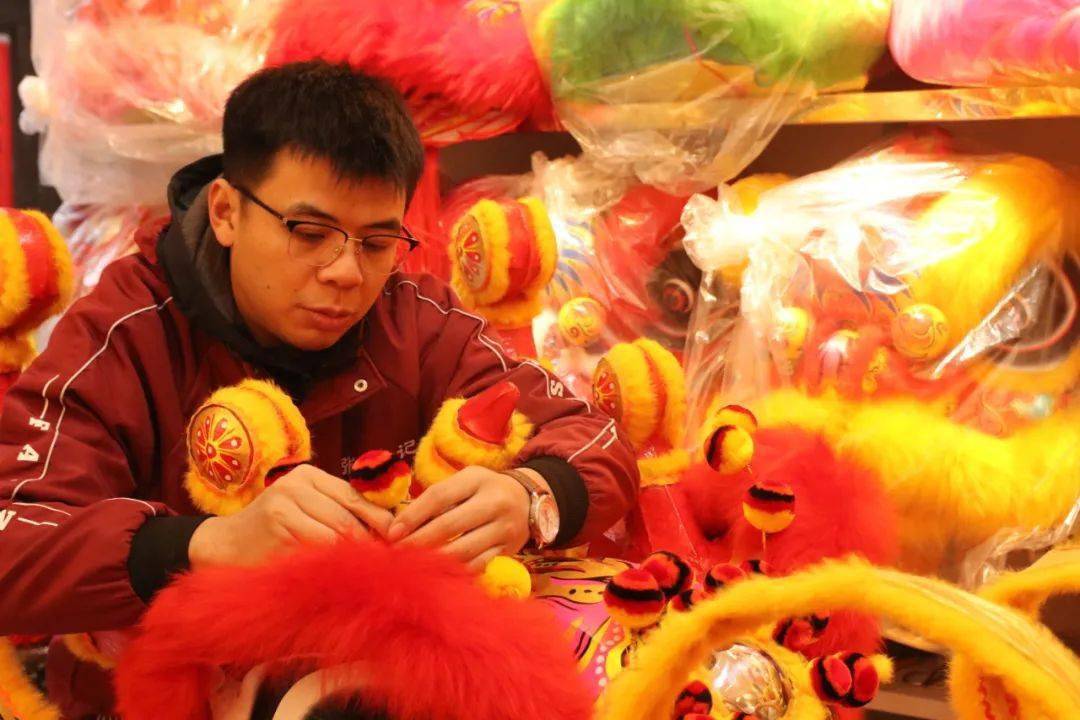【新春走基层】恭城:迎新春 纸扎制作忙_张桦_工艺品_狮子