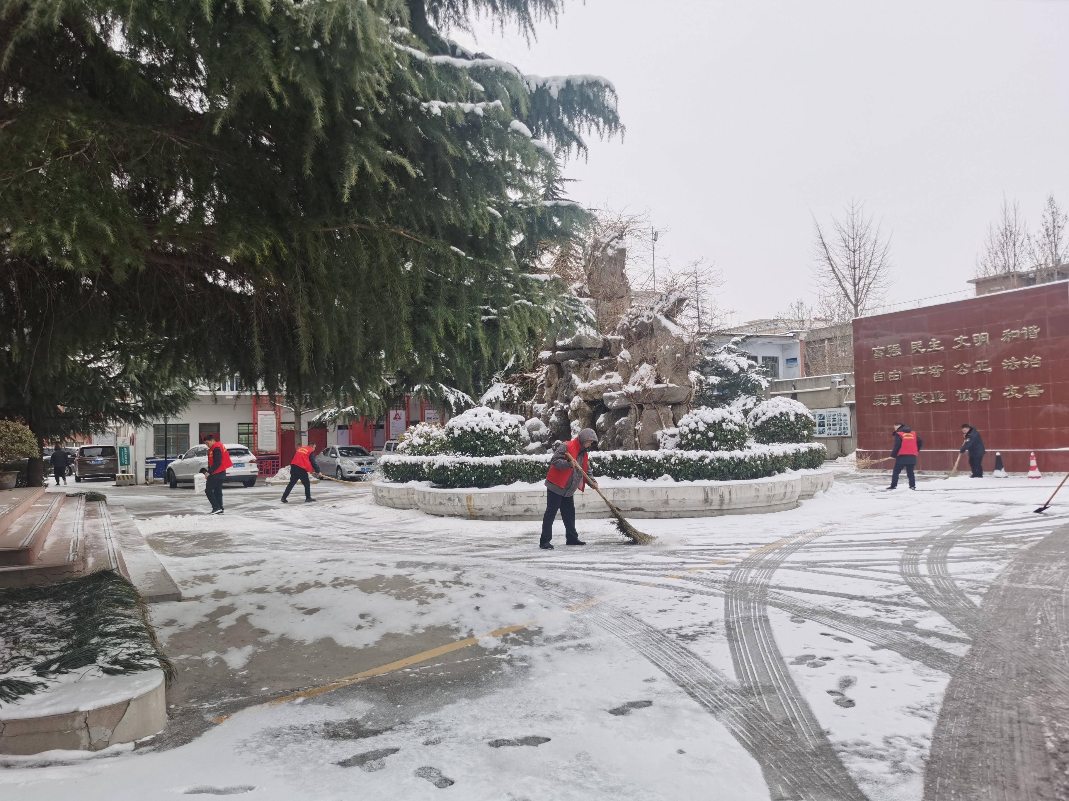 荥阳市广武镇:铲冰除雪保畅通 开展清雪除冰志愿服务行动