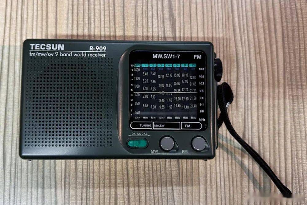 封面特写 | 找回当年听电台的感觉:德生r2024 30周年纪念版收音机