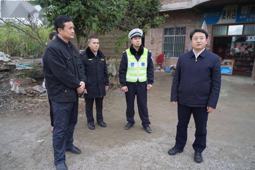 每到一处,沈国章都与相关负责人详细交流,仔细询问安全生产责任落实