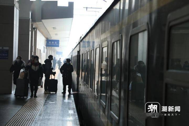 杭州开往乌鲁木齐的列车,满载回乡人的爱与乡愁_旅客_车厢_阮西