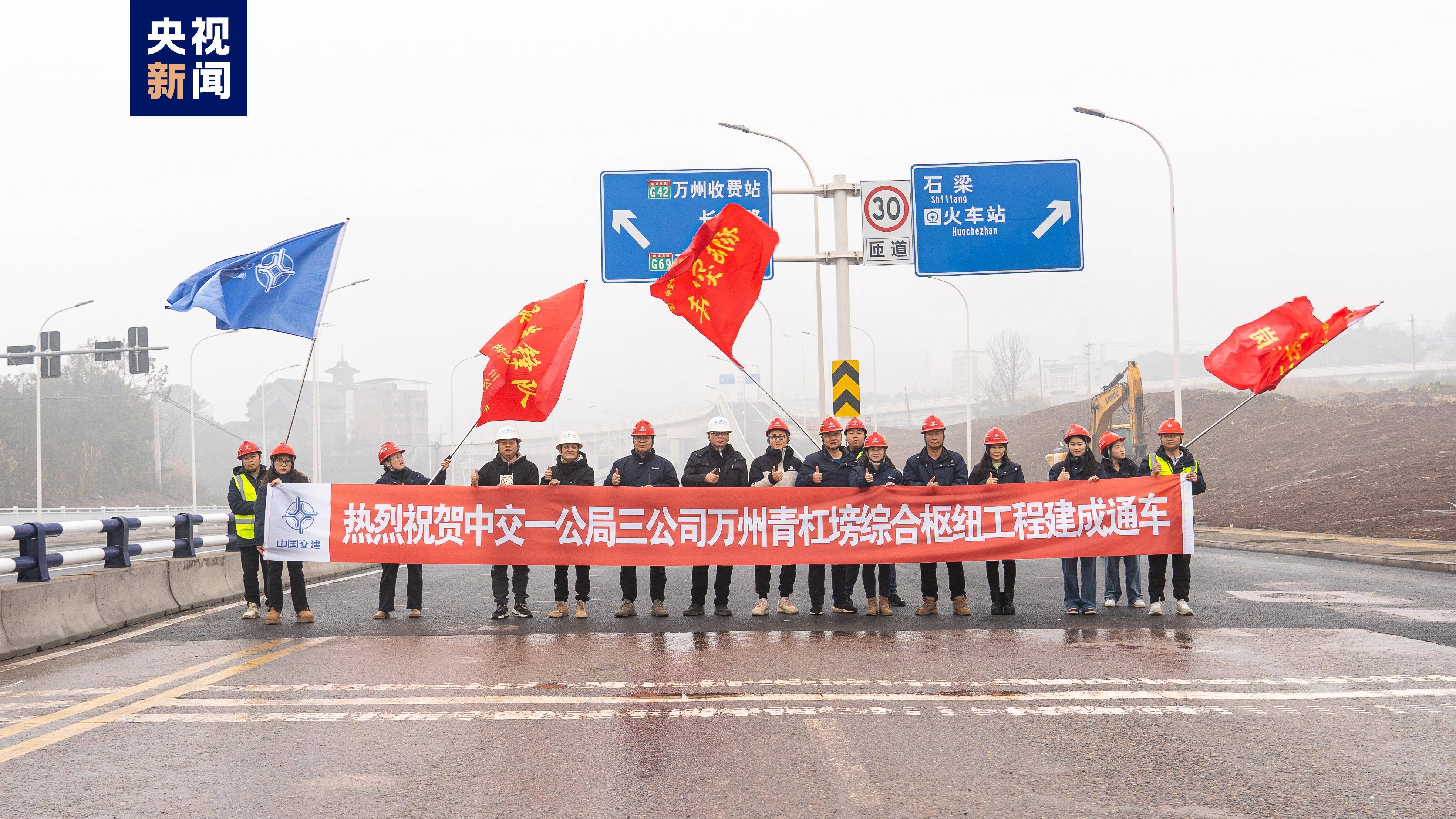 东连万州主城区和万州港,新田港,南北向与火车站,高铁站及忠县周边