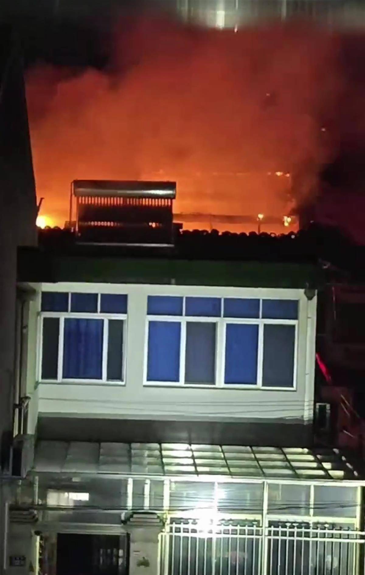 江苏常熟一民宅遭雷击起火,消防员成功扑灭火情,气象局:冬季打雷较