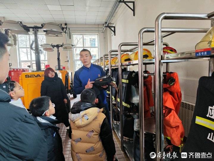 学知识、包水饺，齐鲁志愿者与消防员一起过小年