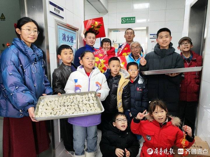 学知识、包水饺，齐鲁志愿者与消防员一起过小年