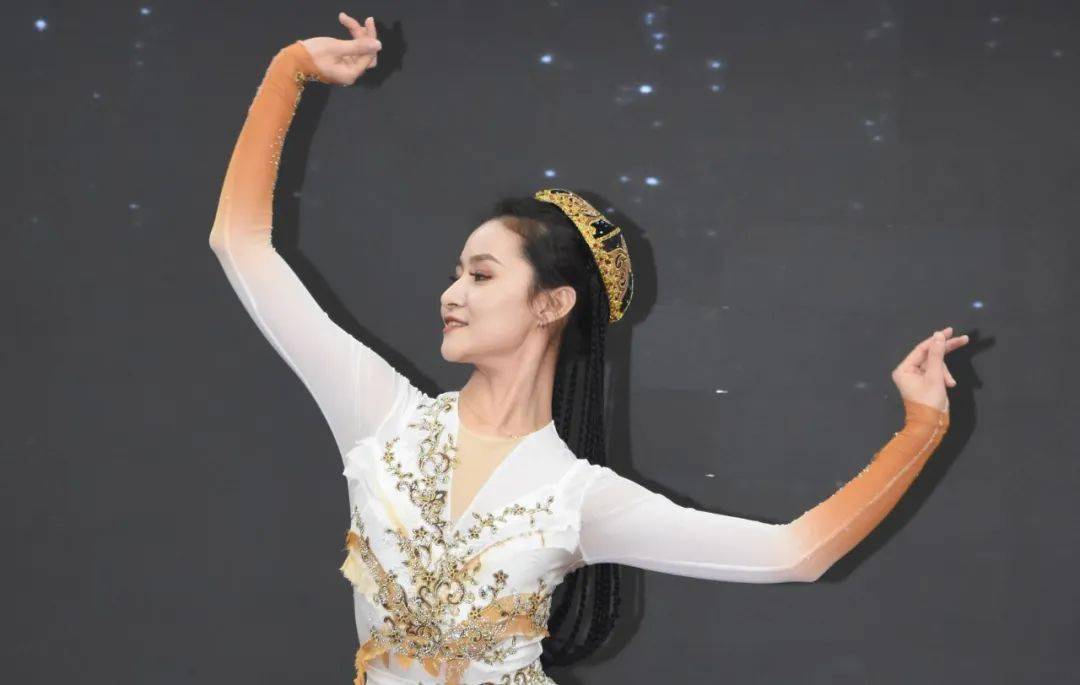 主持人-杜陟瑶,马雅男,申哲涵,冯宇泽(从左至右)来吧,展示!