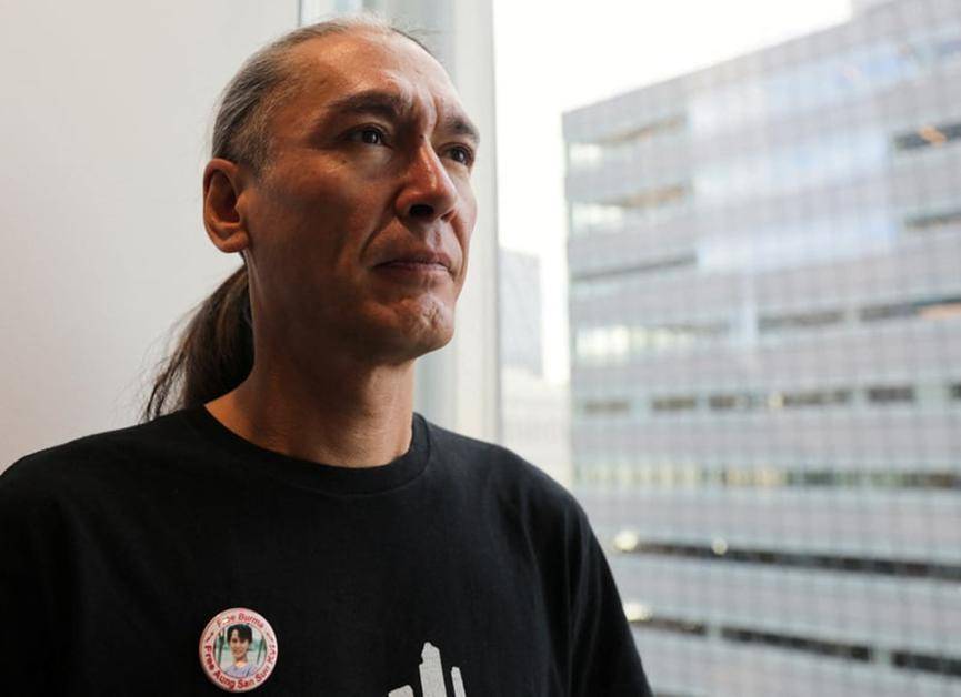 金·阿里斯着印有母亲照片的衣服接受采访 图源:路透社