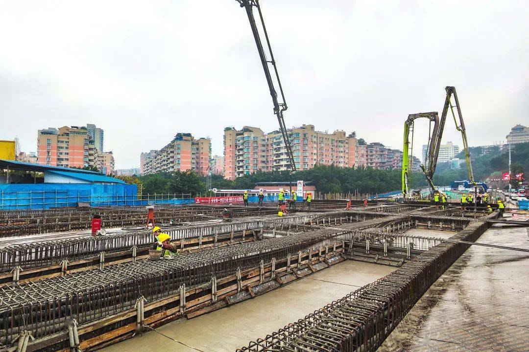 隧道段改造项目陈庹路高架桥现浇箱梁第一联底板浇筑完成,蟠龙山天桥