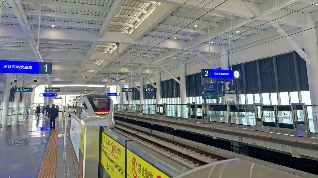 86千米,设6个车站;二期工程东起珠海长隆站,西至珠海机场站,全长22.