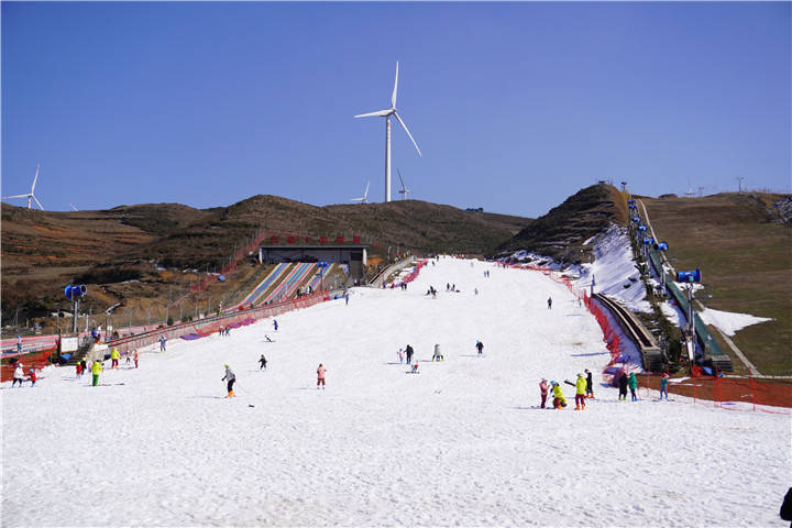 新年的第一场大雪过后,乌蒙滑雪场开门迎客,来自云南省曲靖市宣威市的