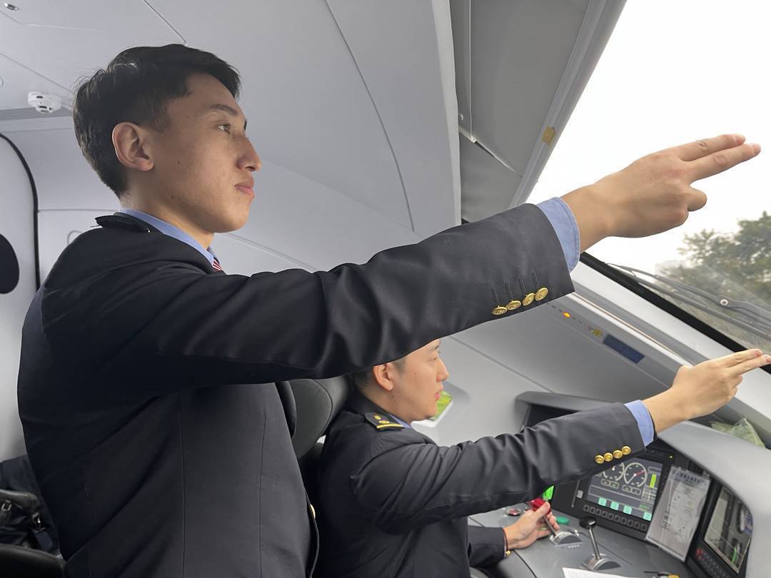 能周尼玛是中国铁路成都局集团有限公司成都机务段的一名火车司机