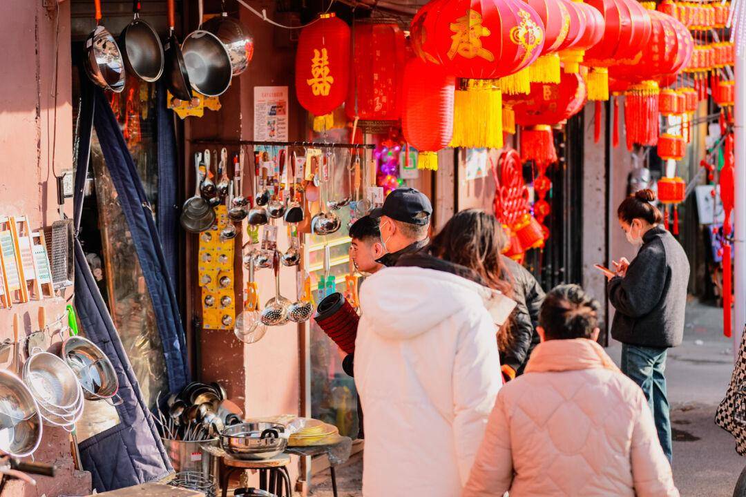 图片故事 | 春节临近,太原年货市场购销两旺_顾客_小商品_对联