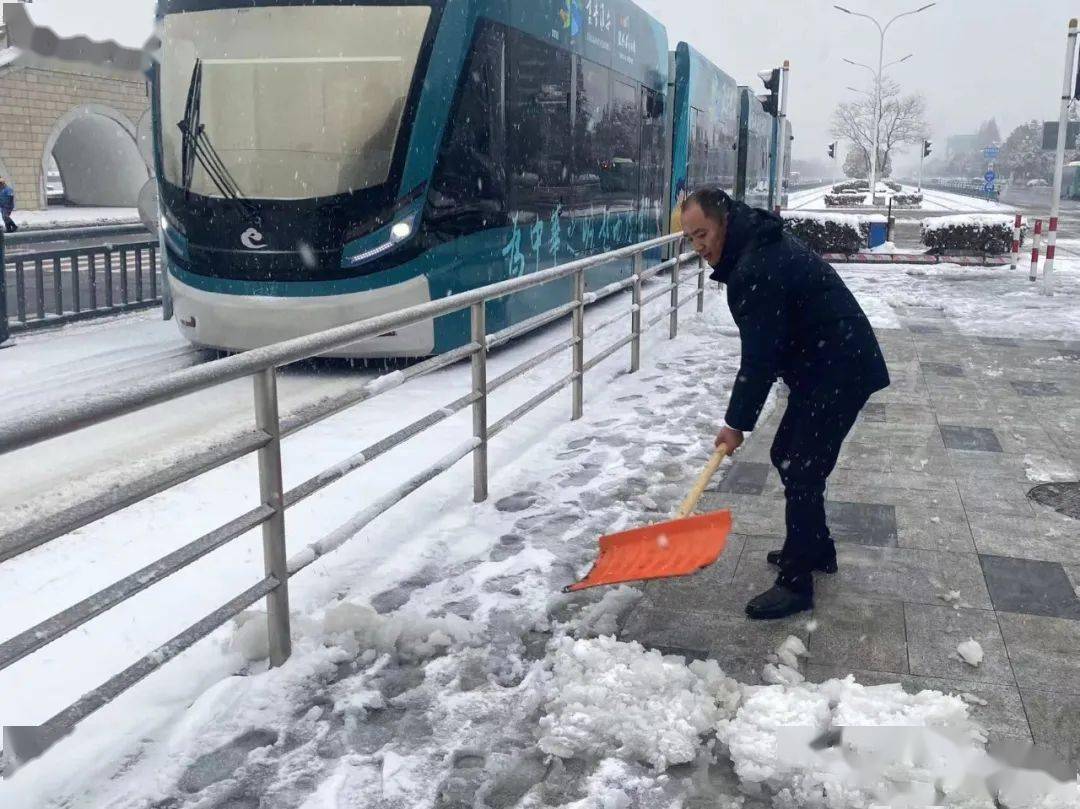 迎雪而上——淮安有轨电车_市民_群众_夏天