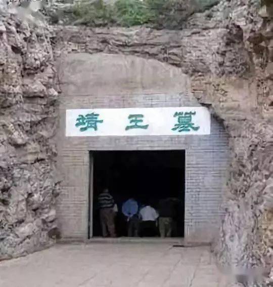 这件元青花梅瓶出土于湖北省钟祥市郢靖王墓.