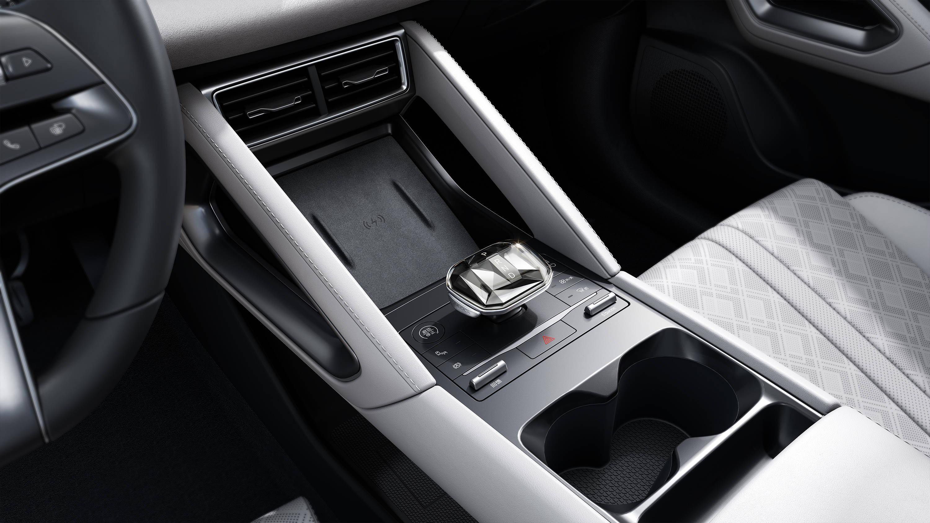 内饰部分,比亚迪元up采用环抱式座舱设计,并且使用双拼配色,还在中控