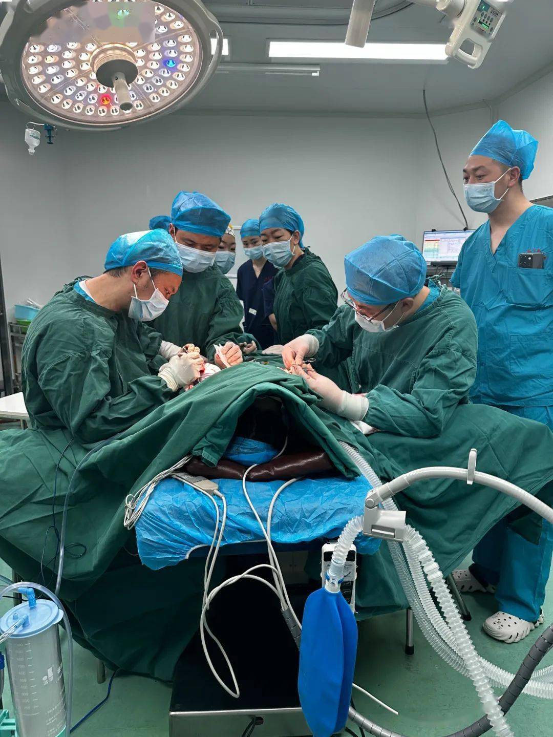 赞!东胜区人民医院成功开展首例乳房上提术