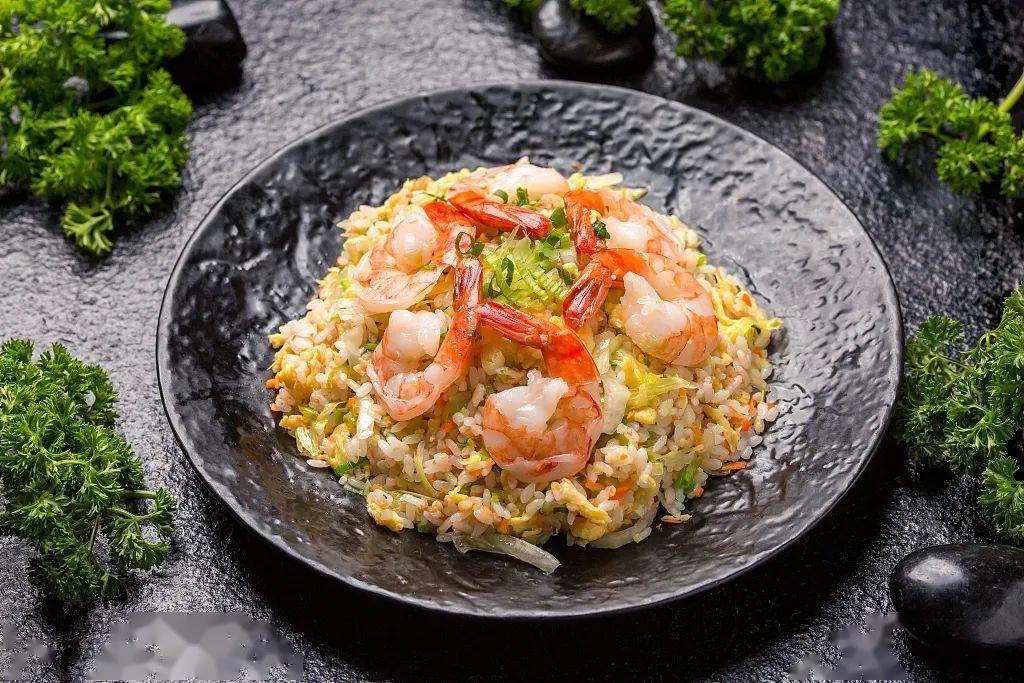 泰式芒果椰奶饭,菠萝海鲜炒饭,凉拌鱼皮等等冻虾,青口,泰式咖喱蟹