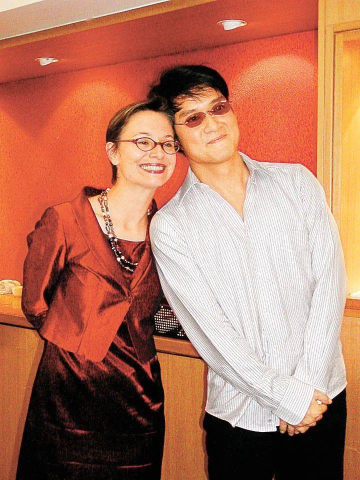 周华健与美国妻子被嘲像母子:结婚38年,一直被劝离_康粹兰_音乐_因为