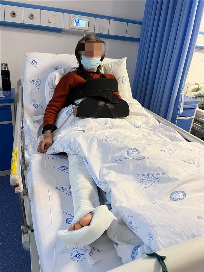 雨雪冰冻天气里滑倒骨折,被树枝砸伤等患者增多,医生