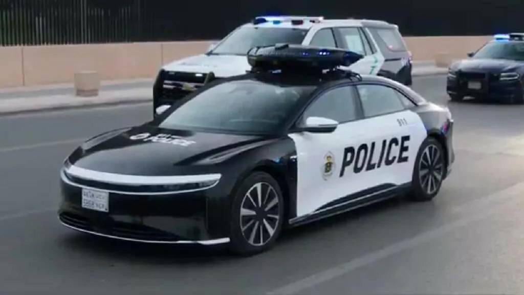 lucid air 警车亮相沙特阿拉伯,车顶带有无人机机舱_motors_该公司